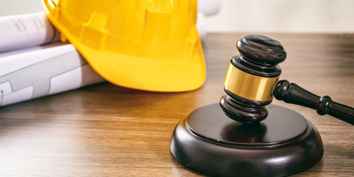 hard hat and gavel from a construction site accidents lawyer