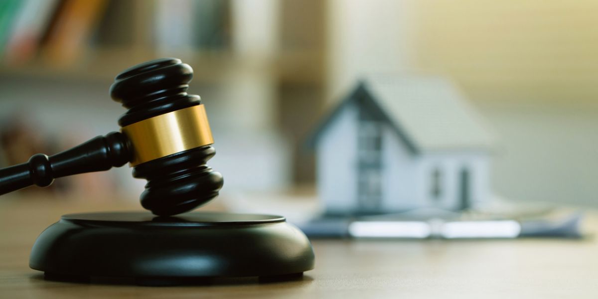 florida construction law dispute metaphor with gavel and house